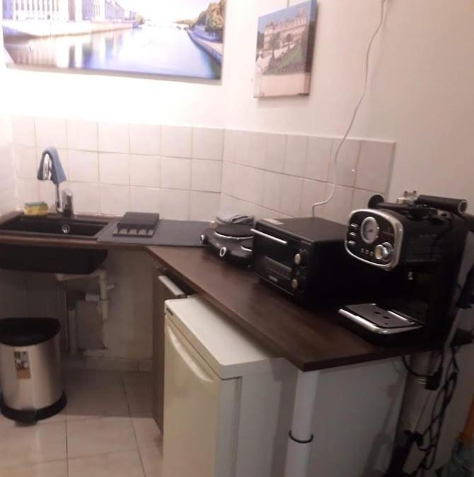 Apartamento Petite Maison Avec Cour Dans Les Beaux Quartiers-Vous Faites Le Menage- Very Good Prices For T-H-E Location But You Have To Clea-N Th-E Flat París Exterior foto