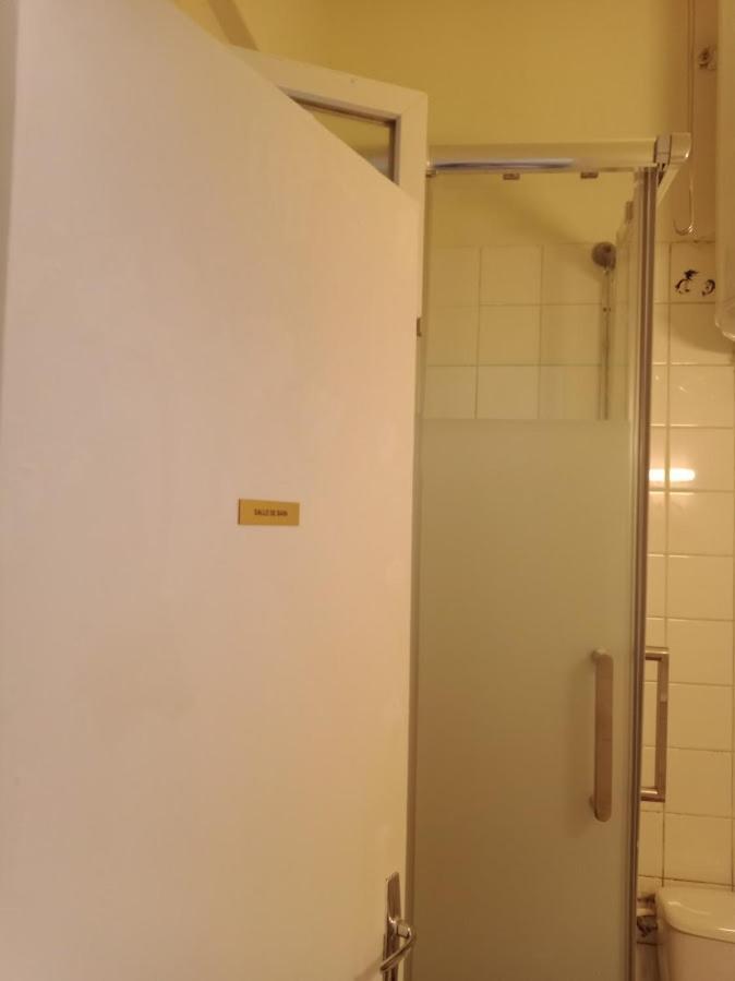 Apartamento Petite Maison Avec Cour Dans Les Beaux Quartiers-Vous Faites Le Menage- Very Good Prices For T-H-E Location But You Have To Clea-N Th-E Flat París Exterior foto