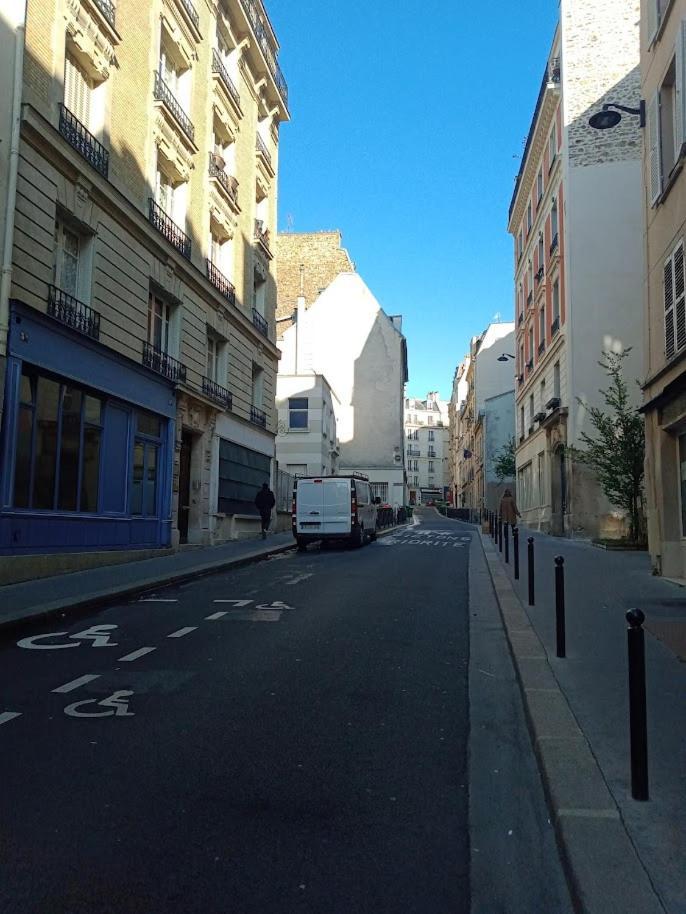 Apartamento Petite Maison Avec Cour Dans Les Beaux Quartiers-Vous Faites Le Menage- Very Good Prices For T-H-E Location But You Have To Clea-N Th-E Flat París Exterior foto